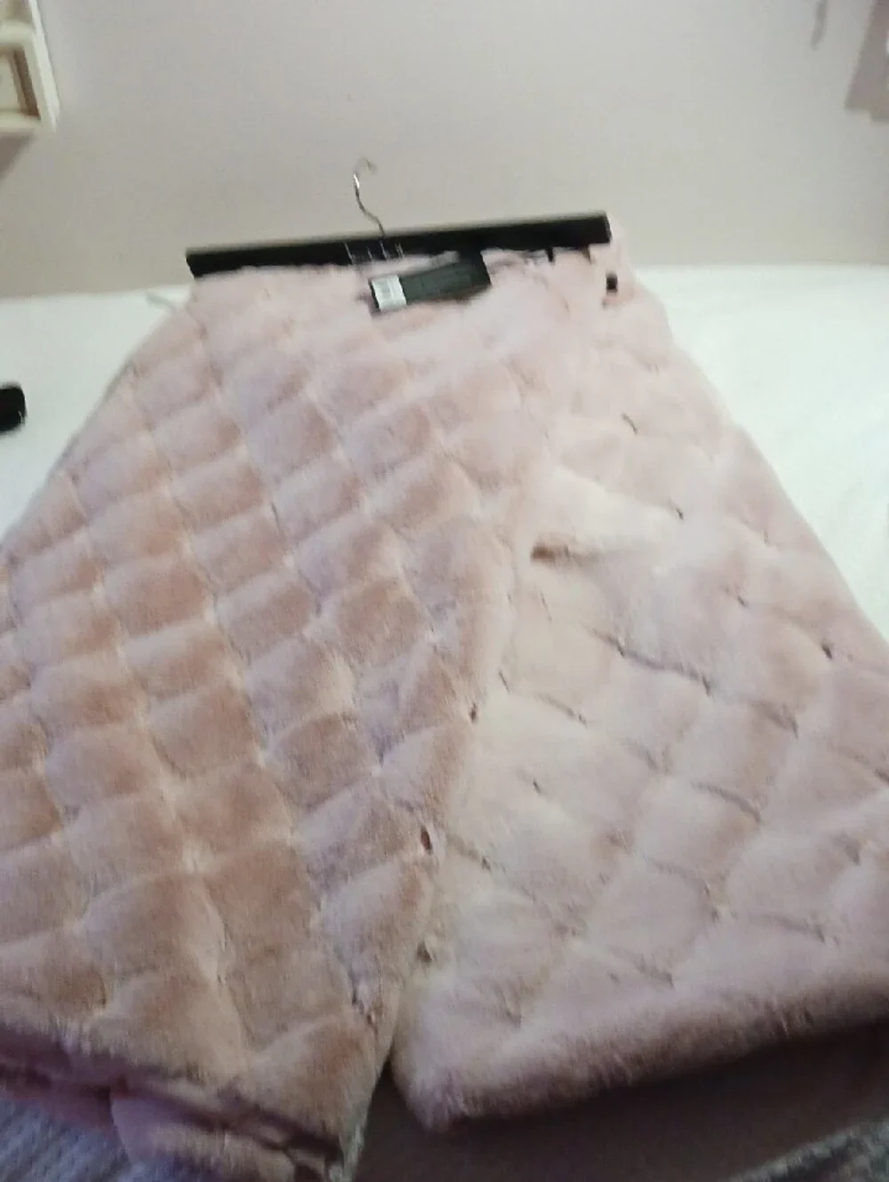 Luxurious! Nicole Miller Blush Pink  Quilted Diamond Design Plush Throw